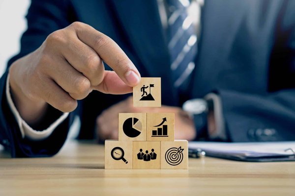 Quels sont les indicateurs clés de performance (KPIs) à suivre pour une campagne AdWords d'un service de covoiturage urbain?