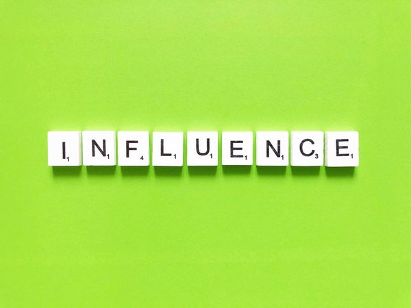 Comment intégrer efficacement le marketing d'influence dans la promotion d'un produit de domotique?